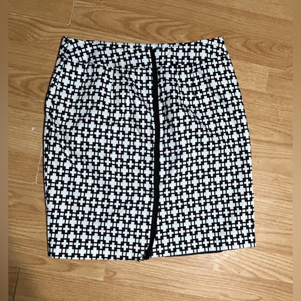 🏷️🏷️Cynthia Rowley women’s 8 fitted black/white print mini skirt